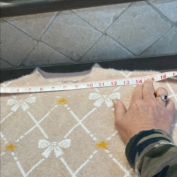 Cozy Beige Sweater with White and Yellow Accents - Picture 4 of 8